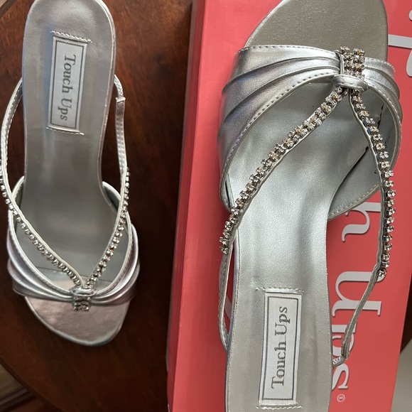 Women’s 9.5W Silver “Phoebe” Slides by Touch Ups - Picture 3 of 5